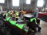 Dan gaan de kinderen de kerk in